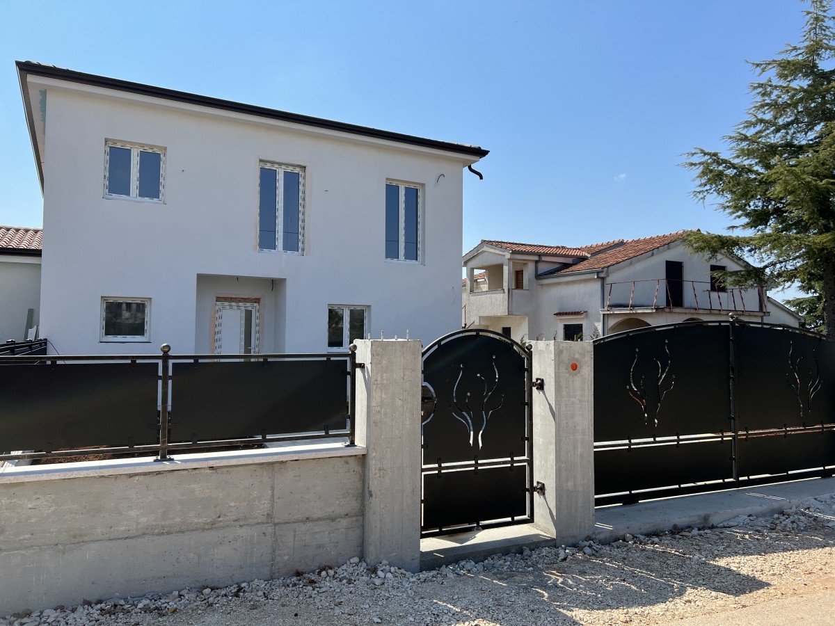 Modern eingerichtet. 7 km zum Zentrum von Porec.