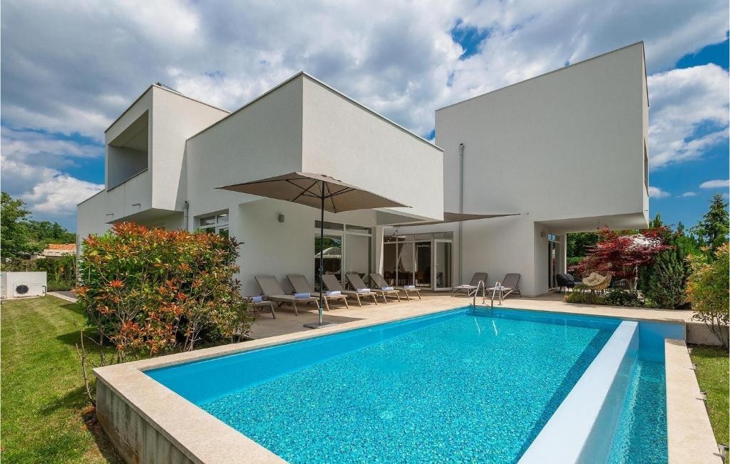 Rovinj! Außergewöhnliche moderne Villa, umgeben von unberührter Natur