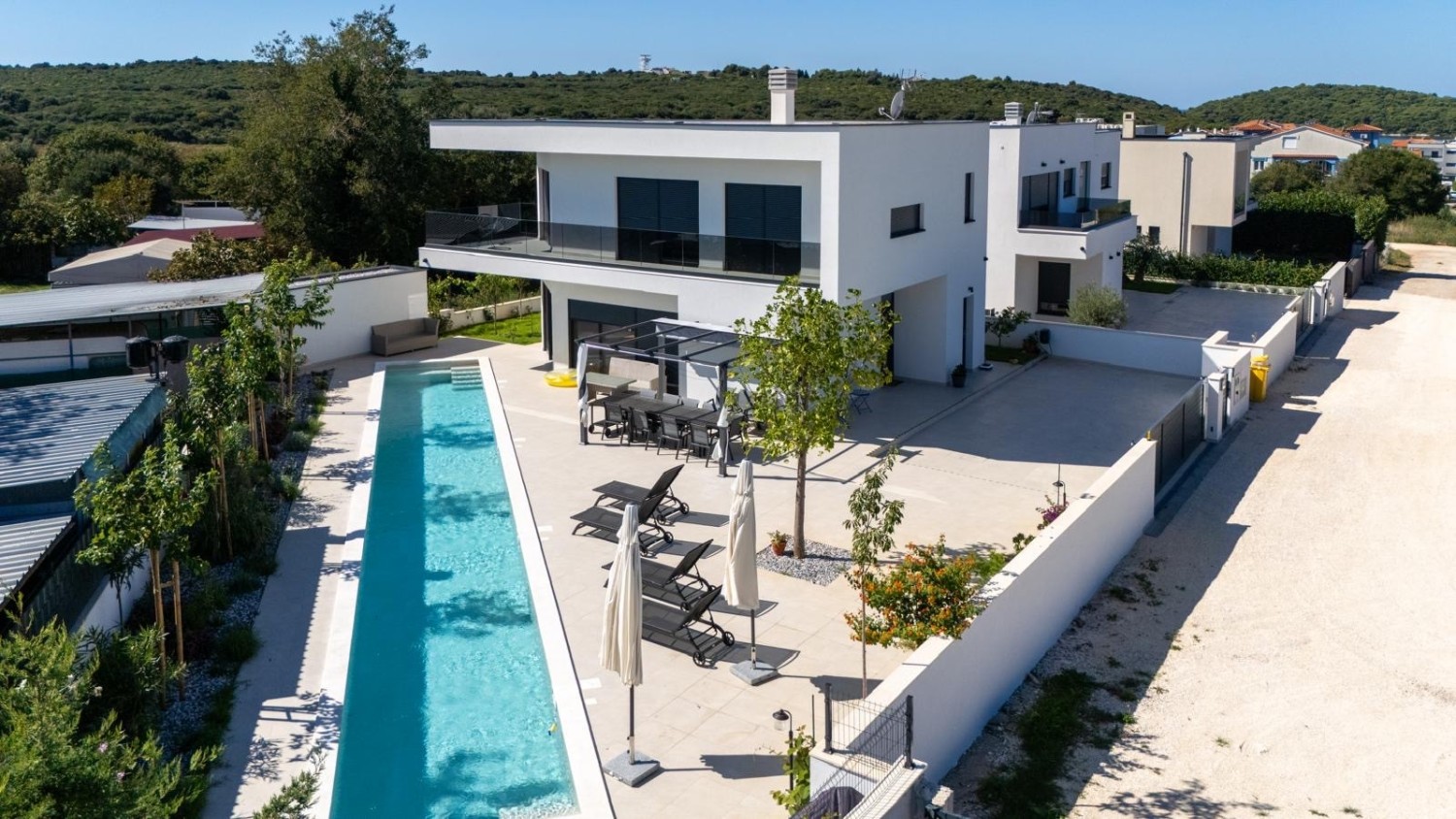 Verkauf - neu gebaute, moderne und exklusive Villa mit Pool, Volme, Pula!